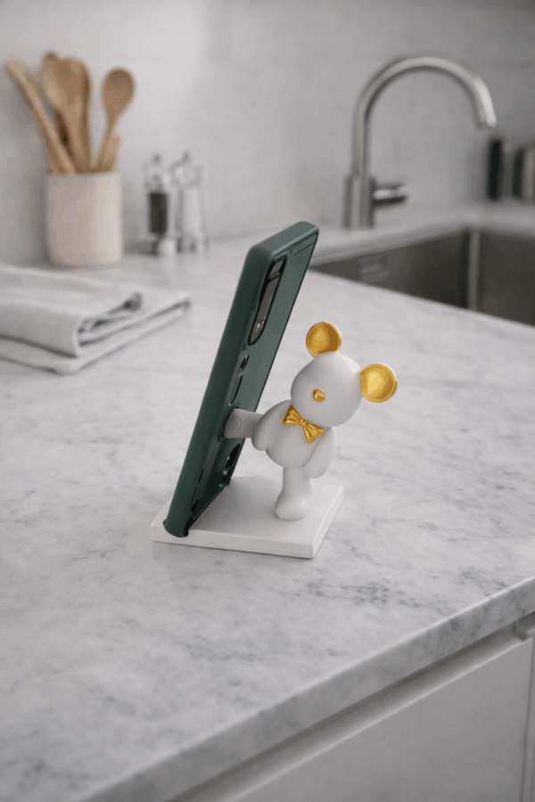 Βάση κινητού-tablet αρκουδάκι λευκό με χρυσά αυτιά και χρυσό παπιγιόνΒάση κινητού-tablet αρκουδάκι λευκό με χρυσά αυτιά και χρυσό παπιγιόν