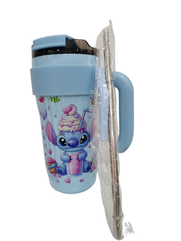 Γαλάζιο ποτήρι θερμός 890ml με σχέδιο Stitch & Lilo, καπάκι και εργονομική λαβή.