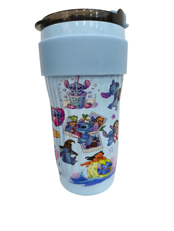 Γαλάζιο ποτήρι θερμός 890ml με σχέδιο Stitch & Lilo, καπάκι και εργονομική λαβή.